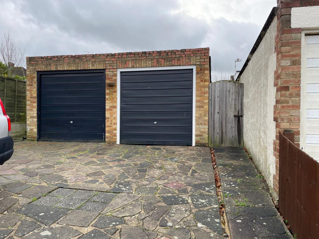 Lot: 129 - SEMI-DETACHED BUNGALOW WITH GARAGE - Garage